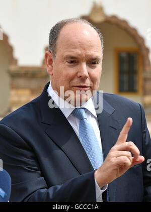 Gotha, Deutschland. 9. Juli 2016. Albert II, Prinz von Monaco, gibt ein Interview im Schloss Hof Friedenstein in Gotha, Deutschland, 9. Juli 2016. Der Prinz ist bei einem eintägigen Besuch in der ehemaligen Residenzstadt. Foto: Jens Kalaene/Dpa/Alamy Live News Stockfoto