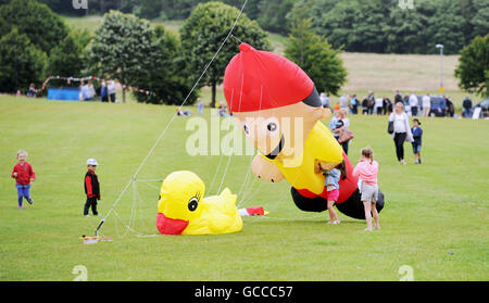 Brighton, UK. 9. Juli 2016. Neuheit-Drachen in Aktion beim jährlichen Brighton Kite Festival in Stanmer Park am Rande der Stadt über das Wochenende Kredit statt: Simon Dack/Alamy Live News Stockfoto