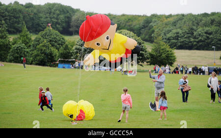 Brighton, UK. 9. Juli 2016. Neuheit-Drachen in Aktion beim jährlichen Brighton Kite Festival in Stanmer Park am Rande der Stadt über das Wochenende Kredit statt: Simon Dack/Alamy Live News Stockfoto