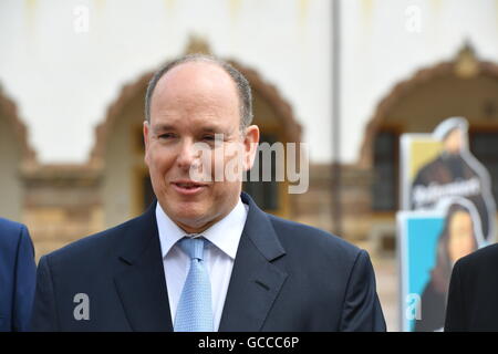 Gotha, Deutschland. 9. Juli 2016. Albert II, Prinz von Monaco, gibt ein Interview im Schloss Hof Friedenstein in Gotha, Deutschland, 9. Juli 2016. Der Prinz ist bei einem eintägigen Besuch in der ehemaligen Residenzstadt. Foto: Jens Kalaene/Dpa/Alamy Live News Stockfoto