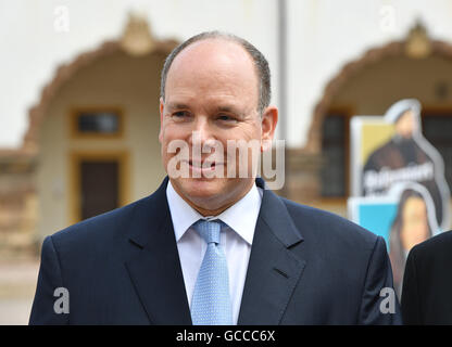 Gotha, Deutschland. 9. Juli 2016. Albert II, Prinz von Monaco, gibt ein Interview im Schloss Hof Friedenstein in Gotha, Deutschland, 9. Juli 2016. Der Prinz ist bei einem eintägigen Besuch in der ehemaligen Residenzstadt. Foto: Jens Kalaene/Dpa/Alamy Live News Stockfoto