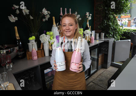 Wimbledon, London, UK. 9. Juli 2016. Wimbledon Tennis Championships Tag 13. Der Lanson Champagne bar außen Centre Court. Bildnachweis: Action Plus Sport Bilder/Alamy Live News Stockfoto