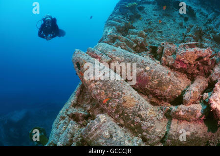 Rotes Meer, Ägypten, Ägypten. 3. März 2016. Männlichen Taucher an die großkalibrige Artillerie-Granaten auf das Wrack der SS Thistlegorm (British bewaffnet Schiff der Handelsmarine), Rotes Meer, Ägypten © Andrey Nekrassow/ZUMA Wire/ZUMAPRESS.com/Alamy Live-Nachrichten Stockfoto