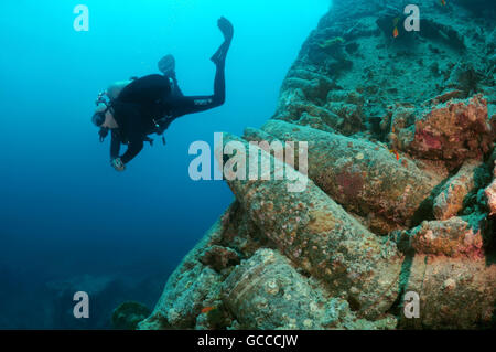 Rotes Meer, Ägypten, Ägypten. 3. März 2016. Männlichen Taucher an die großkalibrige Artillerie-Granaten auf das Wrack der SS Thistlegorm (British bewaffnet Schiff der Handelsmarine), Rotes Meer, Ägypten © Andrey Nekrassow/ZUMA Wire/ZUMAPRESS.com/Alamy Live-Nachrichten Stockfoto