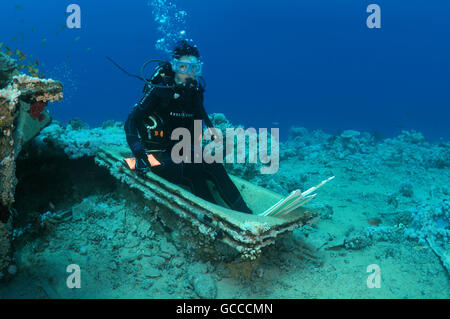 Rotes Meer, Ägypten, Ägypten. 3. März 2016. Weibliche Taucher sitzen in der Badewanne auf dem Wrack Yolanda, Shark Yolanda Riff, Ras Mohammed Nationalpark, Sinai, Sharm el-Sheikh, Rotes Meer, Ägypten, Afrika © Andrey Nekrassow/ZUMA Wire/ZUMAPRESS.com/Alamy Live-Nachrichten Stockfoto