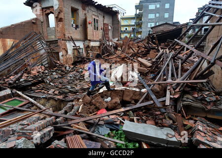 Putian, der chinesischen Provinz Fujian. 9. Juli 2016. Ein Dorfbewohner ist bei einem zerstörten Haus im Lingcuo Dorf Xindu Township in Putian, Südosten der chinesischen Provinz Fujian, 9. Juli 2016 sehen. Betroffen waren insgesamt 113.000 Mitarbeiter in 40 Gemeinden von Putian durch sintflutartige Regenfälle gebracht Nepartak, der erste Taifun des Jahres. Bildnachweis: Zhang Guojun/Xinhua/Alamy Live-Nachrichten Stockfoto