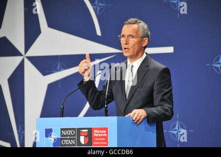 Warschau, Polen. 9. Juli 2016. Die North Atlantic Treaty Organization (NATO) Generalsekretär Jens Stoltenberg befasst sich mit eine Pressekonferenz in Warschau, Polen, 9. Juli 2016. NATO hat beschlossen, seine Resolute Support Mission in Afghanistan nach 2016 zu verlängern, Stoltenberg auf dem NATO Gipfel in Warschau am Samstag angekündigt. © Shi Zhongyu/Xinhua/Alamy Live-Nachrichten Stockfoto