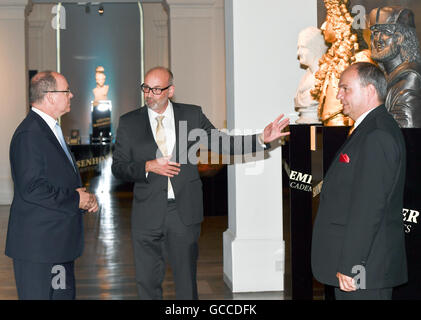 Gotha, Deutschland. 9. Juli 2016. Direktor der Stiftung Schloss Friedrichstein Gotha, Martin Eberle (m) zeigt Albert II, Prince of Monaco (r) und Gouverneur von Thüringen, Bodo Ramelow (Die Linke) Teil der Landesausstellung "The Ernestinians. Eine Dynastie prägt Europa "des herzoglichen Museums in Gotha, Deutschland, 9. Juli 2016. Der Prinz ist bei einem eintägigen Besuch in der ehemaligen Residenzstadt. Foto: Jens Kalaene/Dpa/Alamy Live News Stockfoto