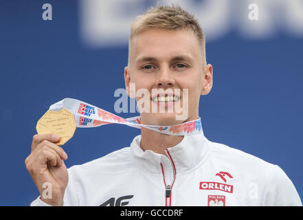 Amsterdam, Niederlande. 9. Juli 2016. Amsterdam, Niederlande. 9. Juli 2016. Polens Robert Sobera zeigt seine Goldmedaille nach dem Sieg beim Stabhochsprung-Wettbewerb bei den Europameisterschaften im Olympiastadion in Amsterdam, Niederlande, 09July 2016. Foto: Michael Kappeler/Dpa/Alamy Live News Stockfoto