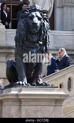 Gotha, Deutschland. 9. Juli 2016. Albert II, Prince of Monaco (r) und Gouverneur von Thüringen, Bodo Ramelow (l, Die Linke) verlassen des herzoglichen Museums in Gotha, Deutschland, 9. Juli 2016. Der Prinz ist bei einem eintägigen Besuch in der ehemaligen Residenzstadt. Foto: Jens Kalaene/Dpa/Alamy Live News Stockfoto