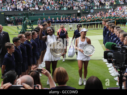 Wimbledon, London, UK. 9. Juli 2016. Wimbledon Tennis Championships Tag 13. Serena Williams (USA) und Angelique Kerber (GER) walk of Centre Court nach ihren Damen Einzel Finale, gewann Williams in zwei Sätzen. Bildnachweis: Action Plus Sport Bilder/Alamy Live News Stockfoto