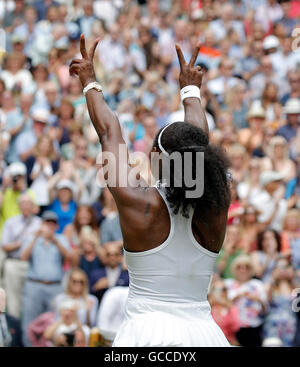 Wimbledon, London, UK. 9. Juli 2016. Serena Williams Zeichen gewinnen 22 großen Grand Slam Win Serena Williams V Angelique Kerber der Wimbledon Championships 2016 die All England Tennis Club, Wimbledon, London, England 9. Juli 2016 Damen Einzel Finaltag der All England Tennis Club, Wimbledon, London, England 2016 Credit: Allstar Bild Bibliothek/Alamy Live-Nachrichten Stockfoto