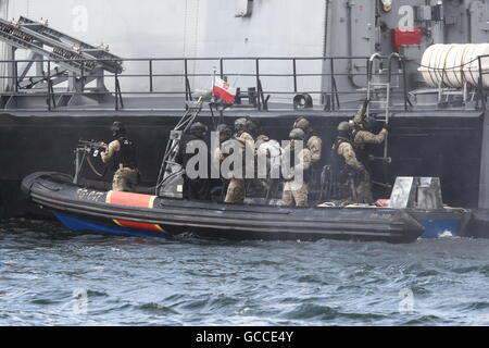 Gdynia, Polen 9. Juli 2016 polnischen Grenzschutz Meer Einheit Offiziere an Bord das Schiff von Terroristen in Gdynia mit Hubschraubern und schnellen RIB Typ Motorboote überfallen. Die Show-Boarding war ein Teil der NATO-Tage in Gdynia während NATO NATO Gipfel in Warschau statt. Bildnachweis: Michal Fludra/Alamy Live-Nachrichten Stockfoto