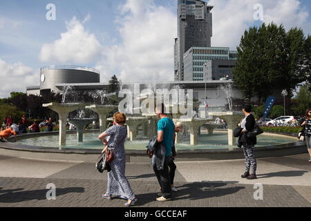 Gdynia, Polen 9. Juli 2016 nach regnerischen und kalten Tagen Menschen genießen sonnigen und sehr warmen Wetter in Gdynia, am Samstag, den 9. Juli. Älteres Paar vor Brunnen auf der Kosciuszko Sqare gesehen Credit: Michal Fludra/Alamy Live News Stockfoto