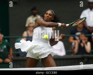 Wimbledon, London, UK. 9. Juli 2016. Wimbledon Tennis Championships Tag 13. Nummer 1 Samen Serena Williams (USA) gewinnt den ersten Satz von ihren Damen Einzel Finale gegen Angelique Kerber (GER). Bildnachweis: Action Plus Sport Bilder/Alamy Live News Stockfoto