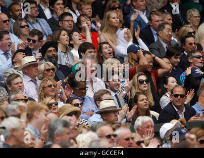 Wimbledon, London, UK. 9. Juli 2016. Wimbledon Tennis Championships Tag 13. Die Centre Court Masse reagiert während des Spiels in der das Einzel Finale zwischen Nummer 1 Samen Serena Williams (USA) und Nummer 4 Samen Angelique Kerber (GER). Bildnachweis: Action Plus Sport Bilder/Alamy Live News Stockfoto