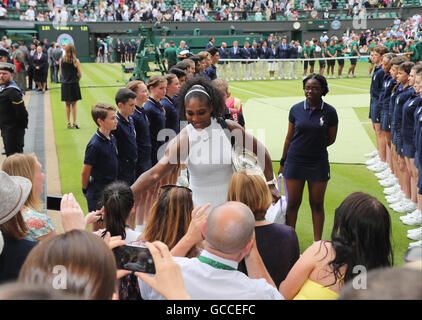 Wimbledon, London, UK. 9. Juli 2016. Wimbledon Tennis Championships Tag 13. Nummer 1 Samen hält Serena Williams (USA) um Autogramme als sie Centre Court geht nach dem Gewinn ihrer Seveneth Damen-Einzel-Titel, Nummer 4 Samen Angelique Kerber (GER) in zwei Sätzen besiegte. Bildnachweis: Action Plus Sport Bilder/Alamy Live News Stockfoto