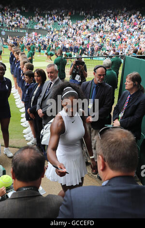 Wimbledon, London, UK. 9. Juli 2016. Wimbledon Tennis Championships Tag 13. Nummer 1 Samen hält Serena Williams (USA) um Autogramme als sie Centre Court geht nach dem Gewinn ihrer Seveneth Damen-Einzel-Titel, Nummer 4 Samen Angelique Kerber (GER) in zwei Sätzen besiegte. Bildnachweis: Action Plus Sport Bilder/Alamy Live News Stockfoto