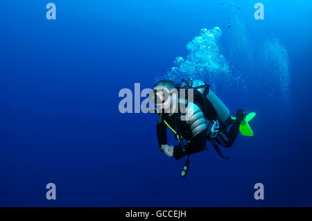 Rotes Meer, Ägypten. 3. März 2016. Männlichen Taucher im blauen Wasser, Rotes Meer, Ägypten © Andrey Nekrassow/ZUMA Wire/ZUMAPRESS.com/Alamy Live-Nachrichten Stockfoto