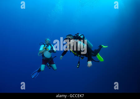 Rotes Meer, Ägypten. 3. März 2016. Zwei Taucher im blauen Wasser, Rotes Meer, Ägypten © Andrey Nekrassow/ZUMA Wire/ZUMAPRESS.com/Alamy Live-Nachrichten Stockfoto