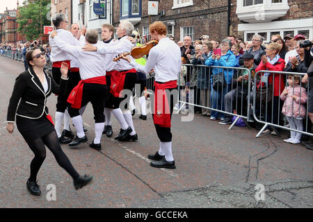 Durham, Großbritannien. 9. Juli 2016. Schwert-Tänzer Vorform in der Nähe von County Hotel 2016 Bergleute Gala Credit: Dan Cooke/Alamy Live News Stockfoto