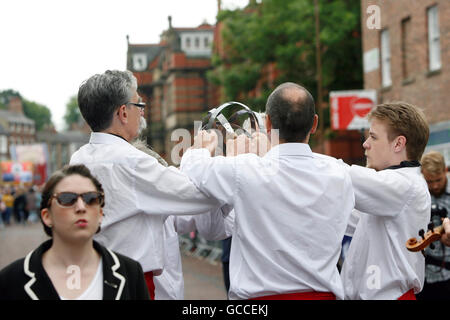 Durham, Großbritannien. 9. Juli 2016. Schwert-Tänzer Vorform in der Nähe von County Hotel 2016 Bergleute Gala Credit: Dan Cooke/Alamy Live News Stockfoto