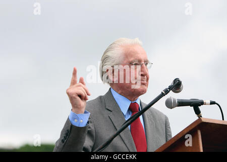 Durham, Großbritannien. 9. Juli 2016. Veteran Labour MP Dennis Skinner erwärmt sich das Publikum vor Jeremy Corbyn unter der Bühne. 2016 Bergleute Gala Credit: Dan Cooke/Alamy Live-Nachrichten Stockfoto