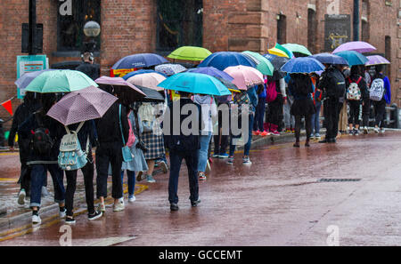 Liverpool, Vereinigtes Königreich. 9. Juli 2016. Sintflutartige Regenfälle Regengüsse begrüßen Hunderte von ausländischen Studierenden besuchen sie das Albert Dock in Liverpool.  Mit Temperaturen unter saisonalen durchschnittliche & cool kräftige Schauer über die Region zeigt das Wetter kein Zeichen lassen sich für die Besucher.  Bildnachweis: Cernan Elias/Alamy Live-Nachrichten Stockfoto