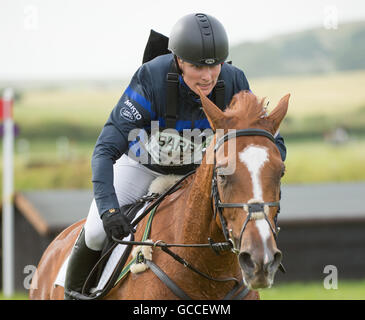 Barbary, Wiltshire, Großbritannien, 9. Juli 2016, Zara Tindall und ihr Pferd Tropfen Schnaps nehmen Sie Teil an der Cross Country-Phase bei den Barbury International Horse Trials 2016. Bildnachweis: Trevor Holt/Alamy Live-Nachrichten Stockfoto