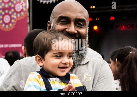 London, UK. 9. Juli 2016. Feiern im Gange auf dem Trafalgar Square, die muslimischen Festival von EID, veranstaltet vom Amt des Mayor of London zu feiern. Bildnachweis: Claire Doherty/Alamy Live News Stockfoto