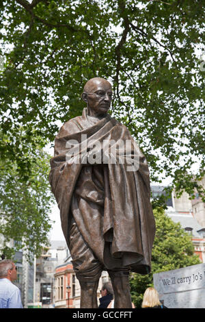 London, UK, 9. Juli 2016, Großbritannien Wetter Touristen genießen die Sonnenstrahlen im Parliament Square von Mahatma Gandhi-Statue, Londo Credit: Keith Larby/Alamy Live News Stockfoto