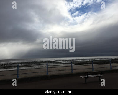 Morecambe Promenade, Morecambe, Lancashire, 9. Juli 2016, Sonne und blauer Himmel erscheinen durch die Wolken spät am Samstag Nachmittag über Morecambe Bay Credit: David Billinge/Alamy Live News Stockfoto