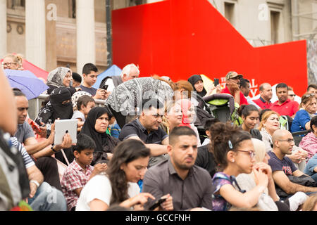 London, UK. 9. Juli 2016. Feiern im Gange auf dem Trafalgar Square, die muslimischen Festival von EID, veranstaltet vom Amt des Mayor of London zu feiern. Bildnachweis: Claire Doherty/Alamy Live News Stockfoto