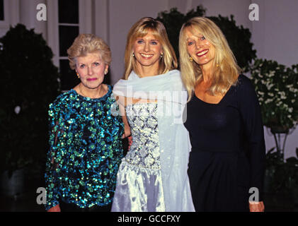 Washington, District Of Columbia, USA. 22. Oktober 1991. Australische Sängerin, Songwriterin und Schauspielerin Olivia Newton-John, zentrieren, kommt für die State Dinner veranstaltet von US-Präsident George H.W. Bush und First Lady Barbara Bush Ehren Präsident VÃ¡clav Havel der Tschechoslowakei im Weißen Haus in Washington, DC mit ihrer Mutter, Irene Newton-John, links, und ihrer Schwester Rona Newton-John, direkt am 22. Oktober 1991.Credit: Ron Sachs/CNP © Ron Sachs/CNP/ZUMA Draht/Alamy Live News Stockfoto