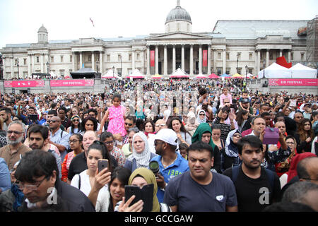 London, UK. 9. Juli 2016. Bürgermeister von London, Sadiq Khan, befasst sich ein großer Andrang während der Eid Feierlichkeiten auf dem Trafalgar Square. Sadiq Khan ist Londons erste muslimische Bürgermeister. Bildnachweis: Dinendra Haria/Alamy Live-Nachrichten Stockfoto