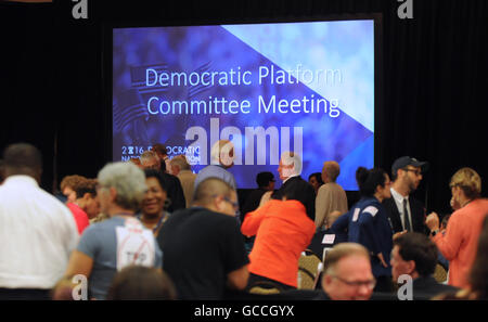 Orlando, Florida, USA. 9. Juli 2016. Menschen mischen sich während einer Pause bei der 2016 demokratischen nationalen Konvention Plattform Ausschusssitzung im Doubletree by Hilton Hotel in Orlando, Florida am 9. Juli 2016. Demokratischen Präsidentschaftskandidaten Bernie Sanders nicht starke Sprache gegen die Trans-Pazifik-Partnerschaft eingefügt in den Entwurf des demokratischen Plattform auf der Party treffen. Bildnachweis: Paul Hennessy/Alamy Live-Nachrichten Stockfoto