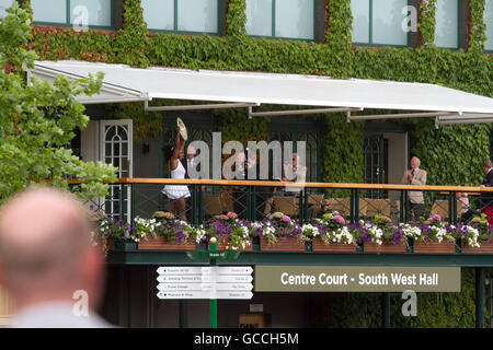 Wimbledon London, UK. 9. Juli 2016. Amerikanische Serena Williams hält Venus Rosewater Dish aus dem Centre Court Balkon gegenüber ihren Fans nach dem Gewinn ihrer 7. Damen-Einzel-Titel gegen Angelique Kerber um Steffi Grafs 22 Grand-Slam-Titel Rekord Credit gleich: Amer Ghazzal/Alamy Live-Nachrichten Stockfoto