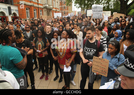 London, UK. 9. Juli 2016. Tausende von Londoner Convined in Brixton für eine Solidarität März nach den Dreharbeiten von Alton Sterling und Philando Kastilien durch Poilicein New Orleans und Minnesota bzw.. Der Protestmarsch am 9. Juli 2016 begann am Windrush Platz in Brixton, Südlondon. Bisher ca. 509 wurden Menschen erschossen und getötet von der Polizei im Jahr 2016 in Amerika in diesem Jahr bisher. Bildnachweis: David Mbiyu/Alamy Live-Nachrichten Stockfoto