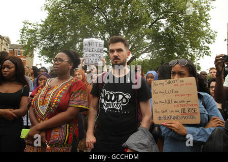 London, UK. 9. Juli 2016. Tausende von Londoner Convined in Brixton für eine Solidarität März nach den Dreharbeiten von Alton Sterling und Philando Kastilien durch Poilicein New Orleans und Minnesota bzw.. Der Protestmarsch am 9. Juli 2016 begann am Windrush Platz in Brixton, Südlondon. Bisher ca. 509 wurden Menschen erschossen und getötet von der Polizei im Jahr 2016 in Amerika in diesem Jahr bisher. Bildnachweis: David Mbiyu/Alamy Live-Nachrichten Stockfoto