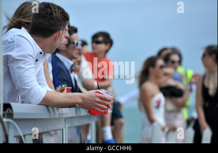 Sandbänke, Poole, Dorset, UK. 9. Juli 2016. Ein Gentleman Zuschauer bewundert die Damen an der British Beach Polo Championships, Sandbänke, Poole, Dorset, Großbritannien. @ David Partridge / Alamy Live News Stockfoto