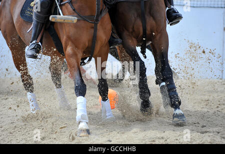 Sandbänke, Poole, Dorset, UK. 9. Juli 2016. Der aufgeblasene Sand Polo Ball ist während eines Spiels bei British Beach Polo Championships, Sandbänke, Poole, Dorset, Großbritannien zwischen Sand und Pferde Beine verloren. @ David Partridge / Alamy Live News Stockfoto