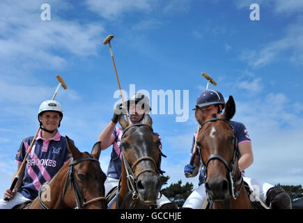 Sandbänke, Poole, Dorset, UK. 9. Juli 2016. Die Universität Team von Oxford Brookes vorbereiten zum Jahresbeginn ihr Match bei British Beach Polo Championships, Sandbänke, Poole, Dorset, Großbritannien. @ David Partridge / Alamy Live News Stockfoto