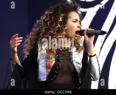 London, UK. 9. Juli 2016. Ella Eyre führt an der Barclaycard British Summer Time am Hyde Park, London am 9. Juli 2016 Foto von Keith Mayhew Credit: KEITH MAYHEW/Alamy Live News Stockfoto