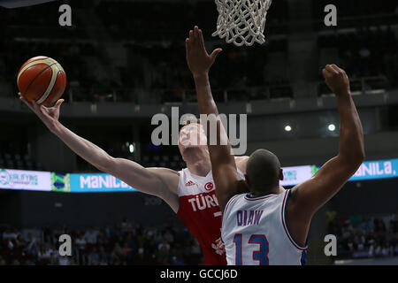 Pasay City, Philippinen. 9. Juli 2016. Türkeis Omer Asik (L) geht hinauf, um vorbei an Boris Diaw von Frankreich während ihrer 2016 FIBA Olympischen Basketball-Qualifikationsturnier in Pasay City, Philippinen, 9. Juli 2016 zu schießen. © Rouelle Umali/Xinhua/Alamy Live-Nachrichten Stockfoto