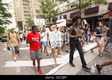 Atlanta, Georgia, USA. 8. Juli 2016. Tausende marschieren durch die Straßen von Atlanta, Georgia, Polizeigewalt zu protestieren. © Steve Eberhardt/ZUMA Draht/Alamy Live-Nachrichten Stockfoto