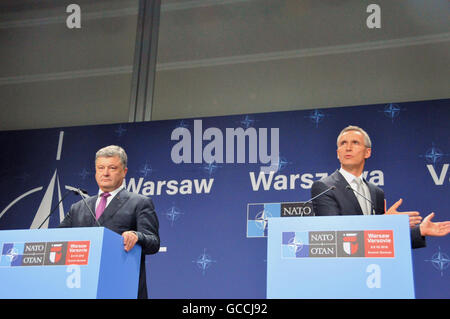 Warschau, Polen. 9. Juli 2016. NATO Secretary General Jens Stoltenberg (R) und der ukrainische Präsident Petro Poroshenko besuchen eine gemeinsame Pressekonferenz in Warschau, die Hauptstadt von Polen, am 9. Juli 2016. Samstag, der zweite Tag des zweitägigen Warschau NATO-Gipfels, brachte die Bestätigung der NATO Unterstützung für die Souveränität und territoriale Integrität der Ukraine. © Shi Zhongyu/Xinhua/Alamy Live-Nachrichten Stockfoto