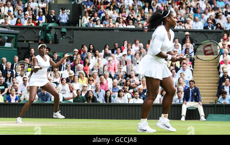 London, UK. 9. Juli 2016. Serena Williams (R) und Venus Williams aus den Vereinigten Staaten konkurrieren während der Frauen Doppel-Finale gegen Yaroslava Shvedova von Kasachstan und Timea Babos Ungarns an The Championships Wimbledon 2016 in London, Großbritannien am 9. Juli 2016. Die Williams-Schwestern behauptete den Titel mit 2: 0. © Tang Shi/Xinhua/Alamy Live-Nachrichten Stockfoto