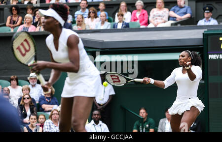 London, UK. 9. Juli 2016. Serena Williams (R) und Venus Williams aus den Vereinigten Staaten konkurrieren während der Frauen Doppel-Finale gegen Yaroslava Shvedova von Kasachstan und Timea Babos Ungarns an The Championships Wimbledon 2016 in London, Großbritannien am 9. Juli 2016. Die Williams-Schwestern behauptete den Titel mit 2: 0. © Tang Shi/Xinhua/Alamy Live-Nachrichten Stockfoto