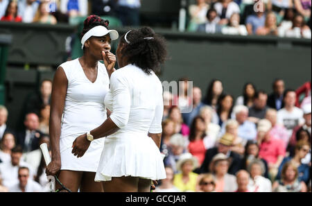 London, UK. 9. Juli 2016. Venus Williams (L) und Serena Williams aus den USA reden miteinander während der Damen Doppel Finale gegen Yaroslava Shvedova von Kasachstan und Timea Babos Ungarns an The Championships Wimbledon 2016 in London, Großbritannien am 9. Juli 2016. Die Williams-Schwestern behauptete den Titel mit 2: 0. © Tang Shi/Xinhua/Alamy Live-Nachrichten Stockfoto