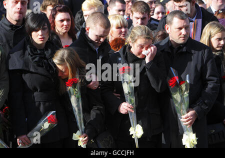 Die Familie von Rifleman Martin Kinggett warten auf die Leichenwagen mit den Särgen von vier gefallenen Soldaten, Rifleman Martin Kinggett von 4 Bataillon die Gewehre, Sergeant Paul Fox von 28 Engineer Regiment, Der Schütze Carlo Apolis aus dem 4. Bataillon die Gewehre und der leitende Flugzeugbauer Luke Southgate vom Royal Air Force Regiment, die in Afghanistan bei verschiedenen Zwischenfällen getötet wurden, um nach ihrer Rückführung in die nahe gelegene RAF Lyneham durch Wootton Bassett, Wiltshire, zu gelangen. Stockfoto